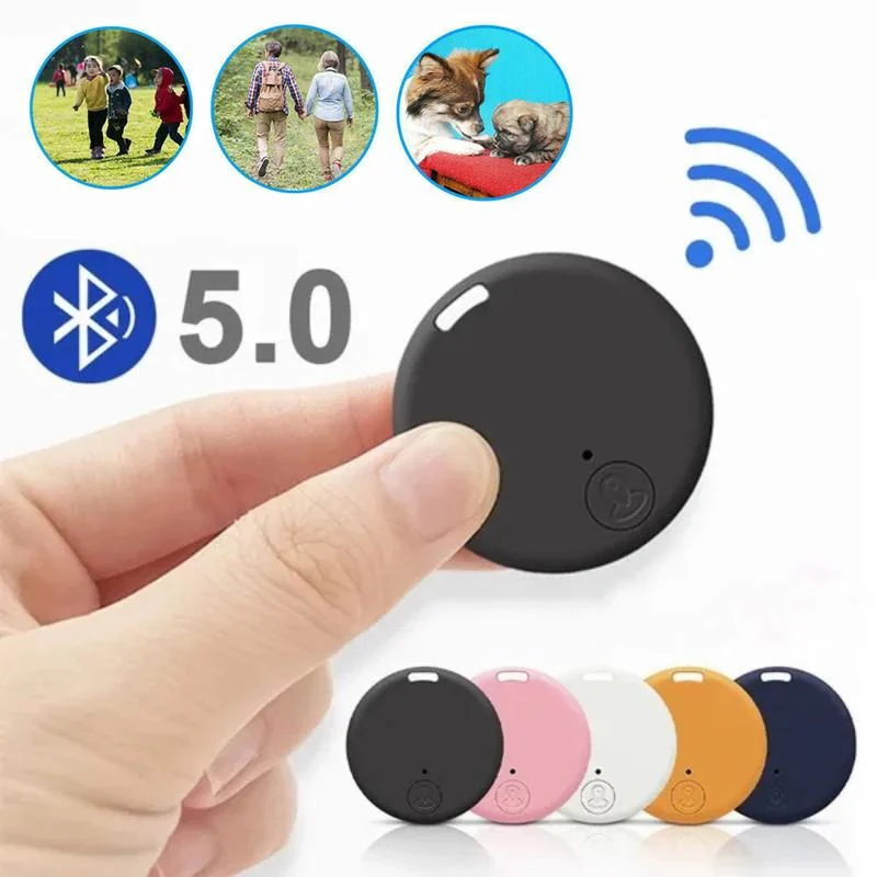 Mini-GPS-Tracker in Hand gehalten